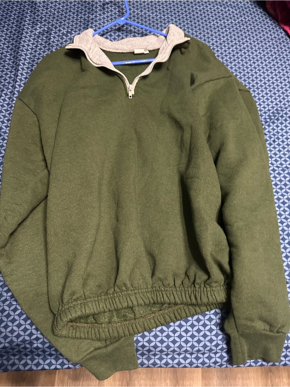 Unbranded basic olive green fleece sweatshirt